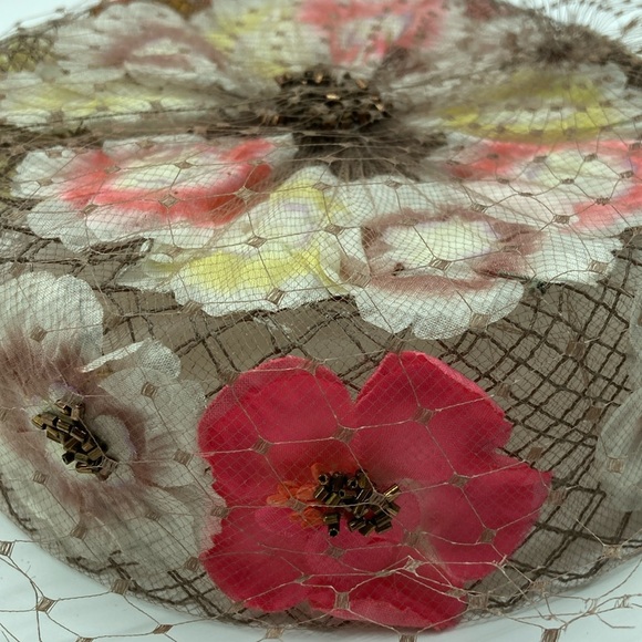 Vintage Floral Fascinator Hat with Veil - Picture 3 of 3